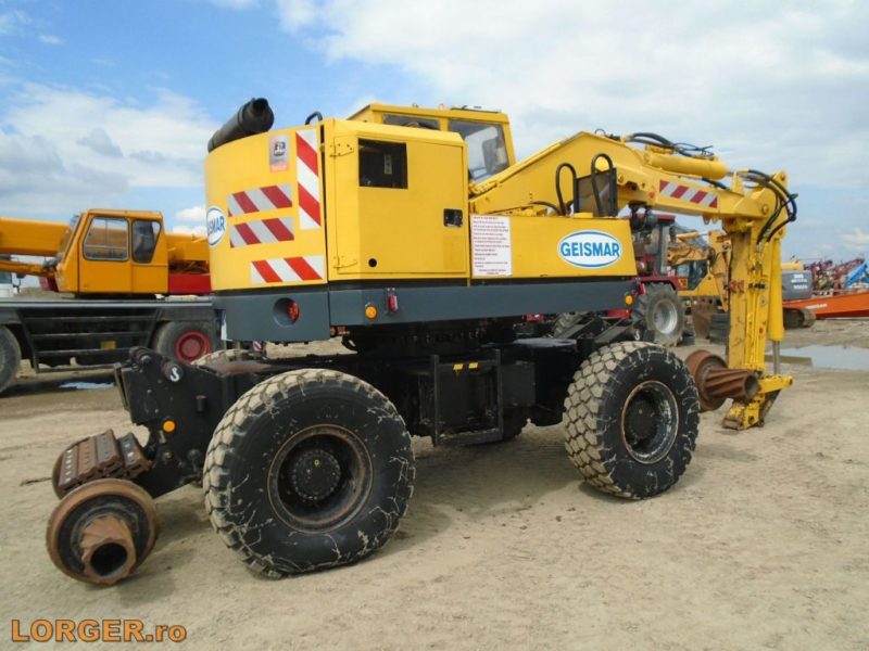 Excavator pe pneuri Geismar KGT-V pentru cale ferata