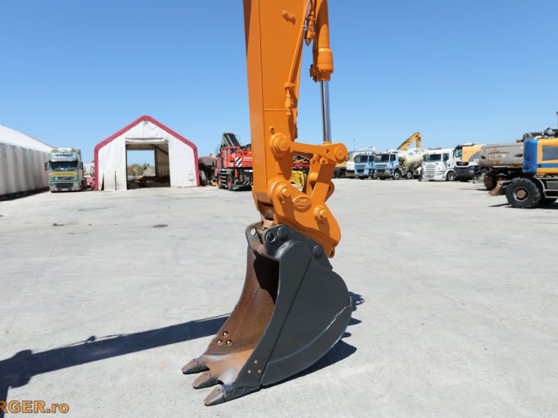 Excavator pe pneuri Case WX 145