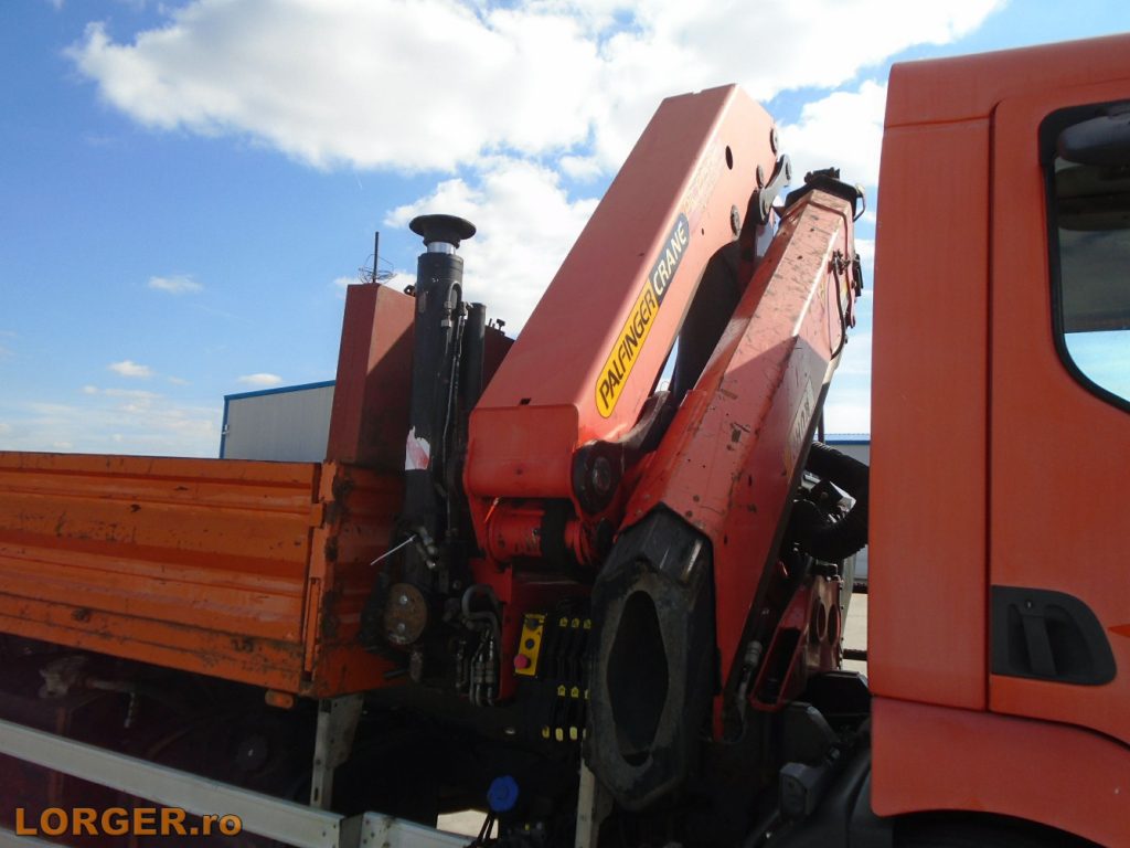 Camion Renault 240 cu macara