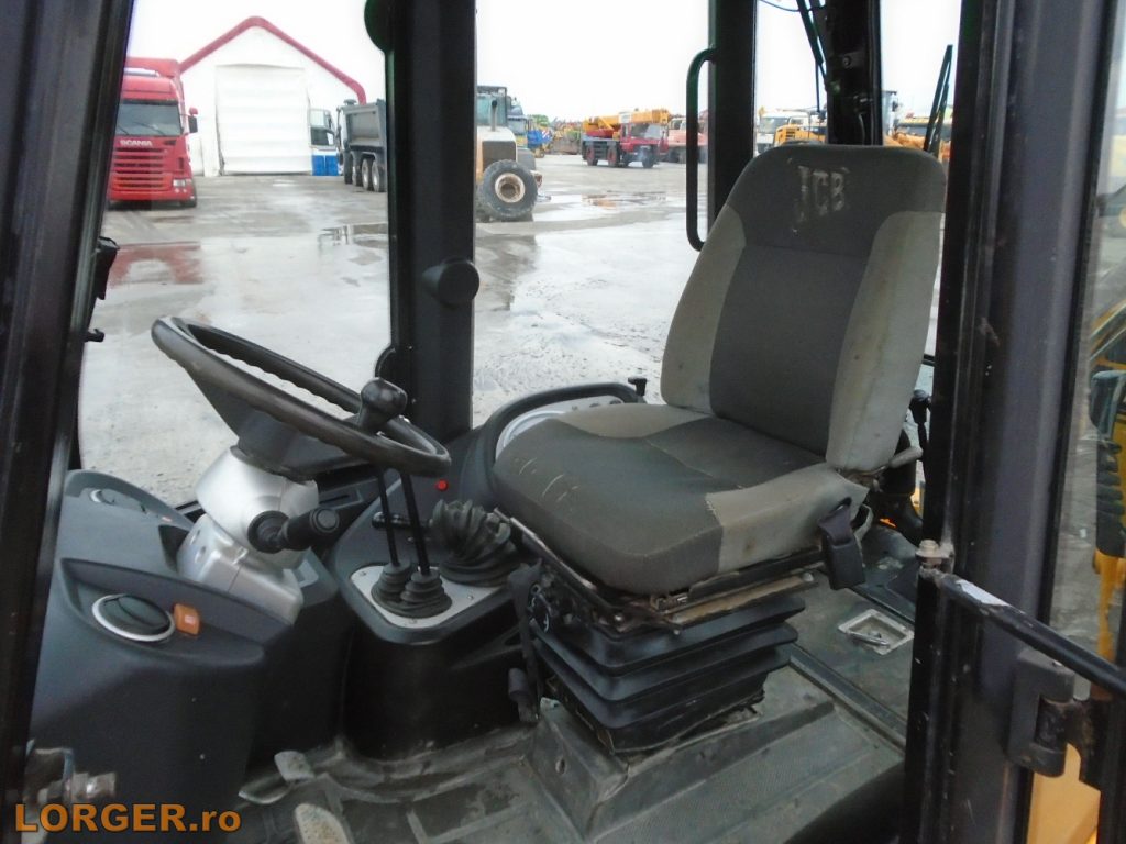 Buldoexcavator JCB Midi CX