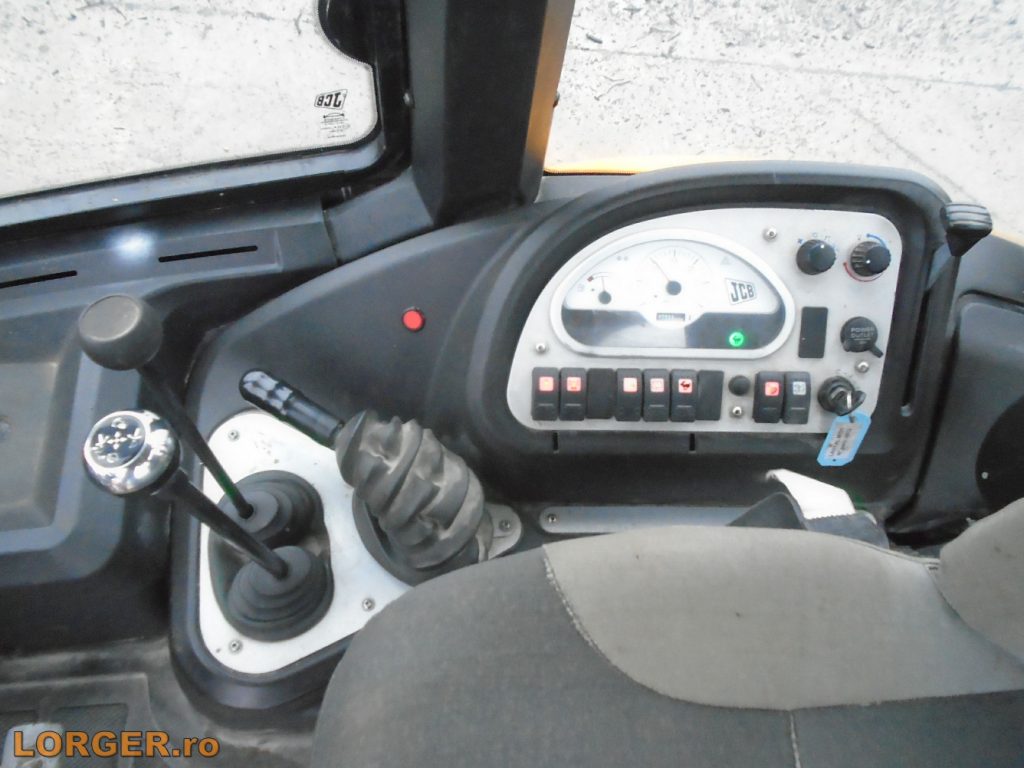 Buldoexcavator JCB Midi CX