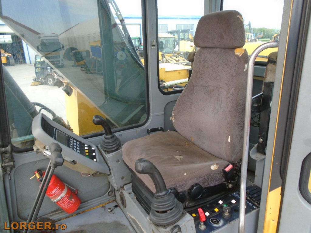 Excavator pe senile Volvo EC390