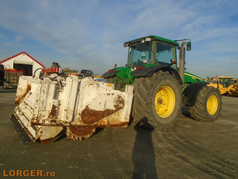 Tractor John Deere 8530 cu stabilizator de sol Wirtgen WS 250.