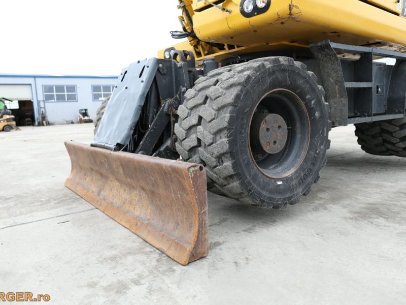 Excavator pe pneuri Komatsu PW148-10