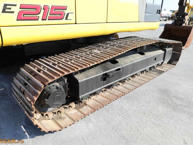 Excavator pe senile New Holland E215