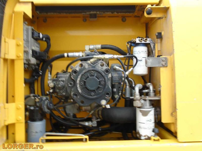 Excavator pe senile New Holland E215