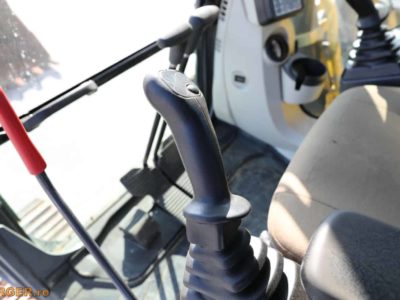 Excavator pe senile New Holland E215