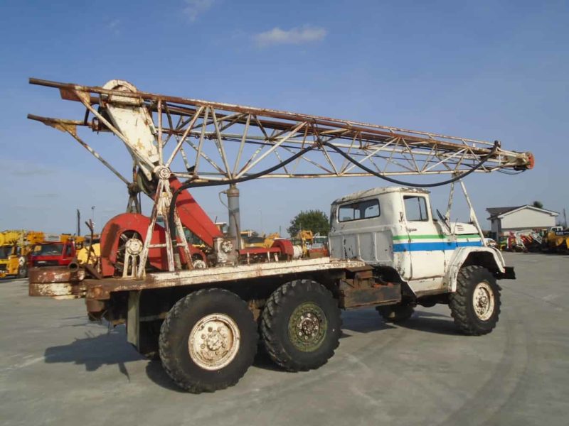 Camion ZIL 6x6 pentru forat puturi
