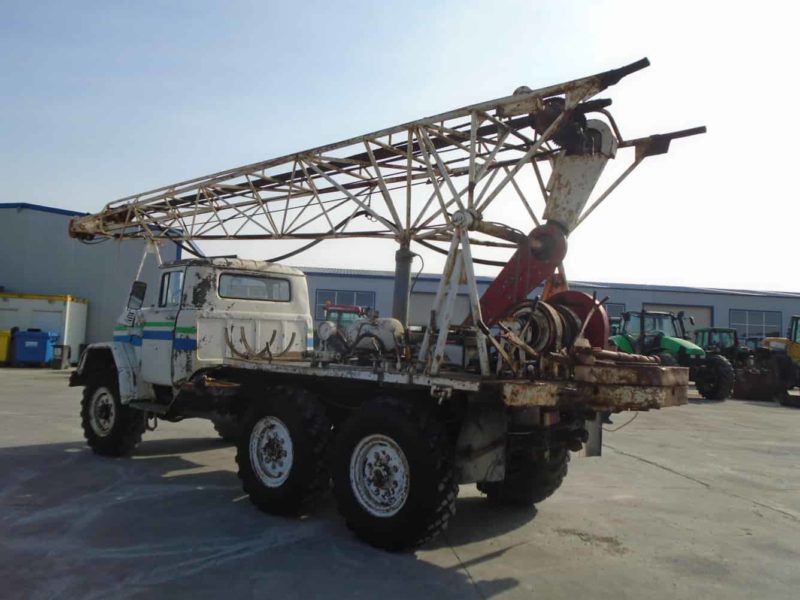 Camion ZIL 6x6 pentru forat puturi