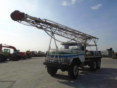 Camion ZIL 6x6 pentru forat puturi