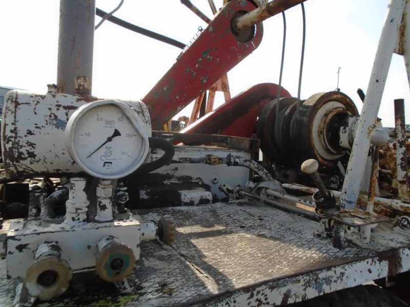 Camion ZIL 6x6 pentru forat puturi