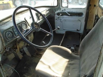 Camion ZIL 6x6 pentru forat puturi