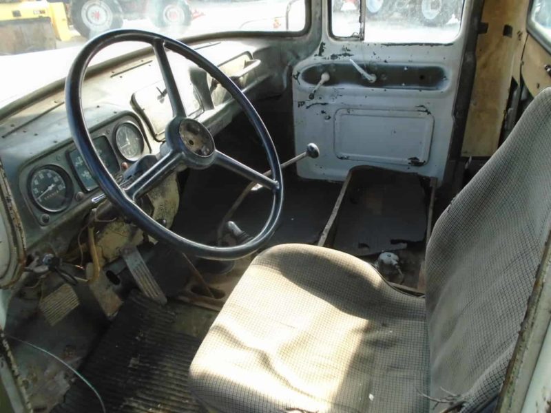 Camion ZIL 6x6 pentru forat puturi