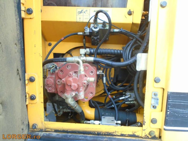 Excavator Hyundai Robex 110-7 pe senile de cauciuc