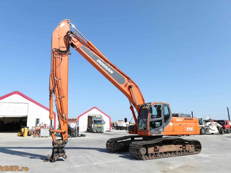 Excavator pe senile Doosan 828-11