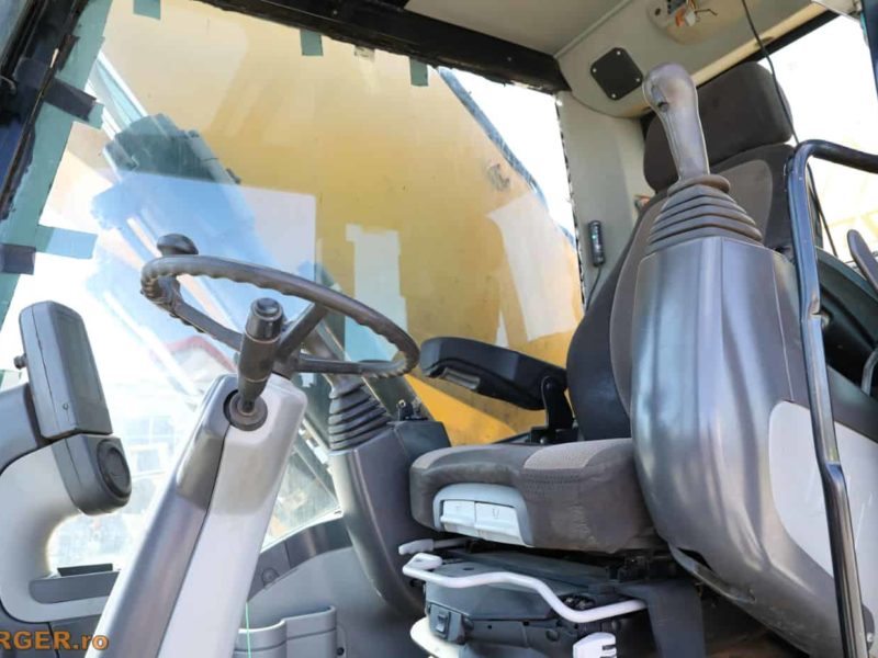 Excavator de manipulare Caterpillar M325D pe pneuri