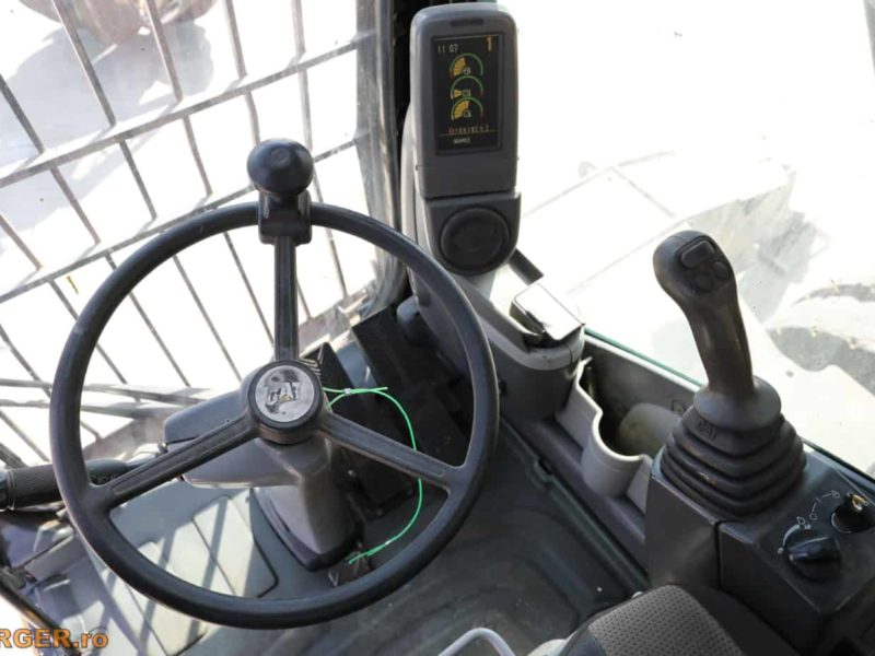 Excavator de manipulare Caterpillar M325D pe pneuri