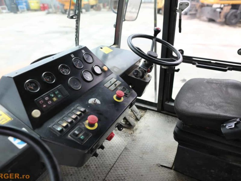 Compactor pe cauciucuri Ammann AP 240