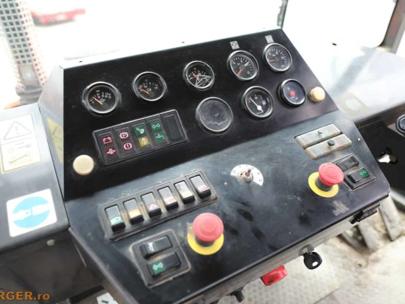 Compactor pe cauciucuri Ammann AP 240