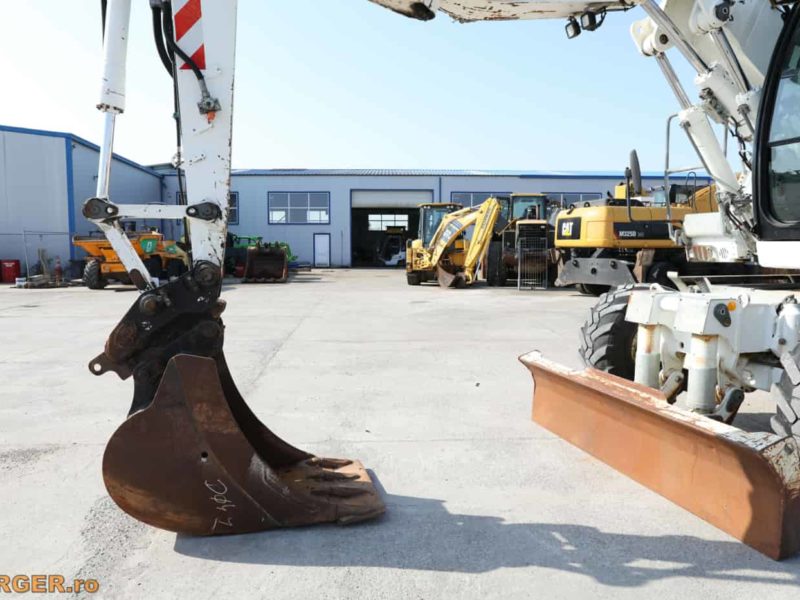 Excavator pe pneuri Liebherr A914