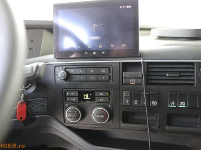 Cap tractor Volvo FH500 cu semiremorca platforma